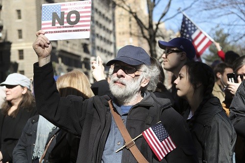 资料图：2017年2月20日，在美国纽约，当地民众集会抗议特朗普政策，参加“不是我的总统日”集会。新华社记者 王迎 摄